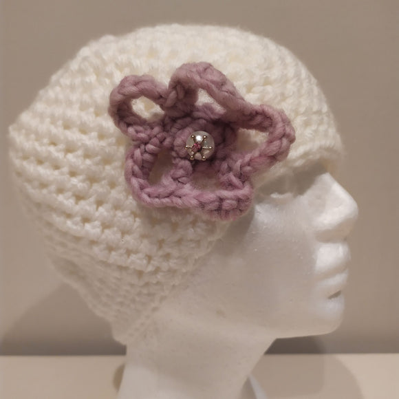 Winter white hat with soft pink flower (m) D105