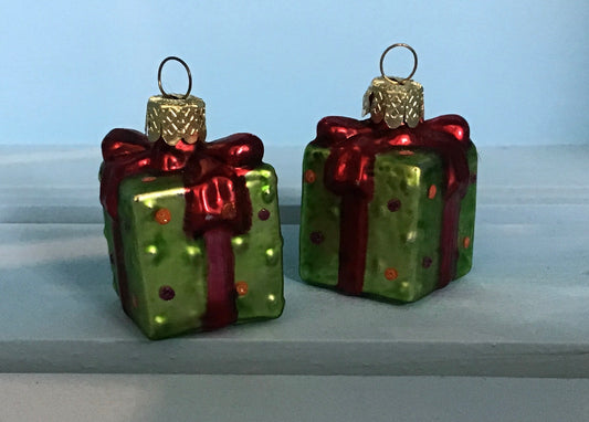 Green and Red present ornament